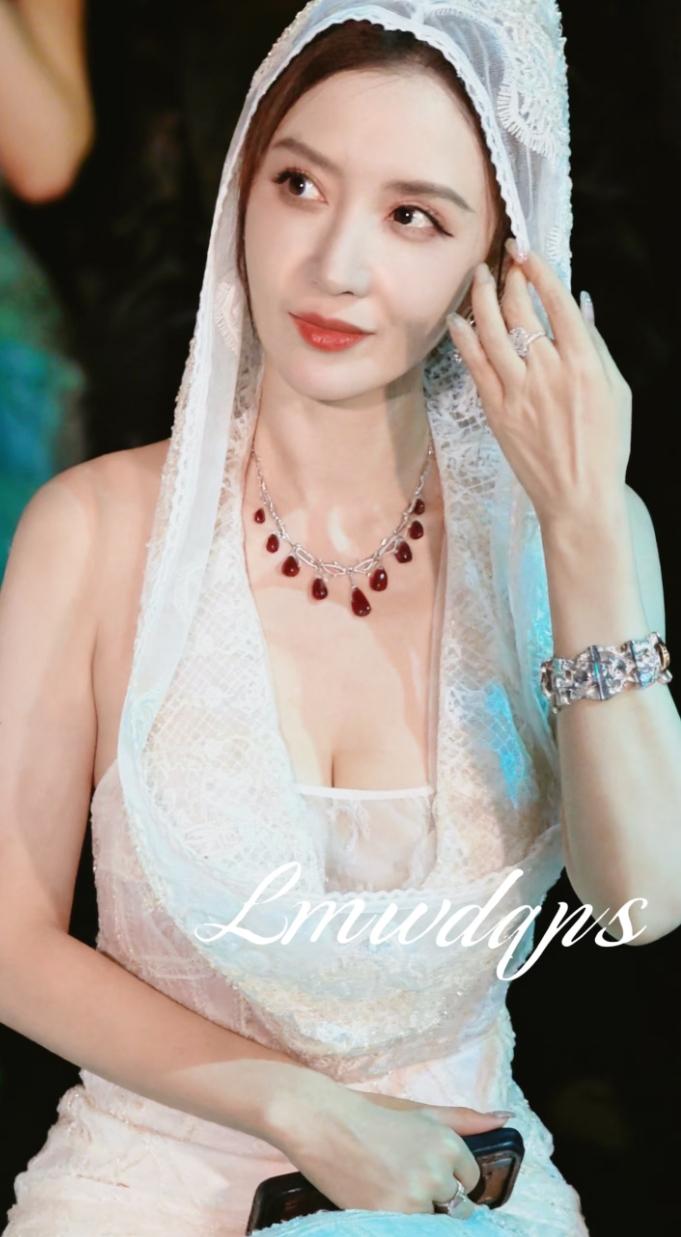 当时有多霸气，现在就有多丧气！

张萌估计肠子都悔青了。

当初黄杨钿甜天价耳环