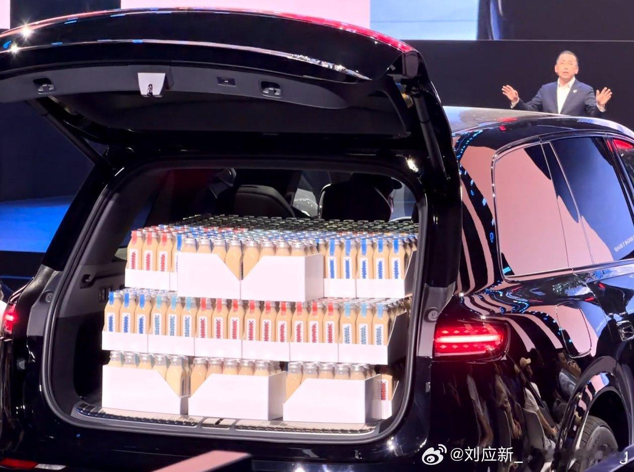 岚图泰山X8、五座SUV，6.1㎡的大空间！车企发布会现场狂发888杯奶茶 北京