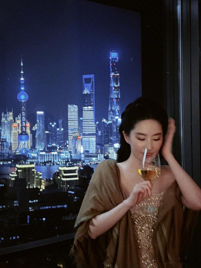 刘亦菲和东方明珠谁才是东方明珠当刘亦菲遇上东方明珠夜景，属实分不清谁才是东方明珠