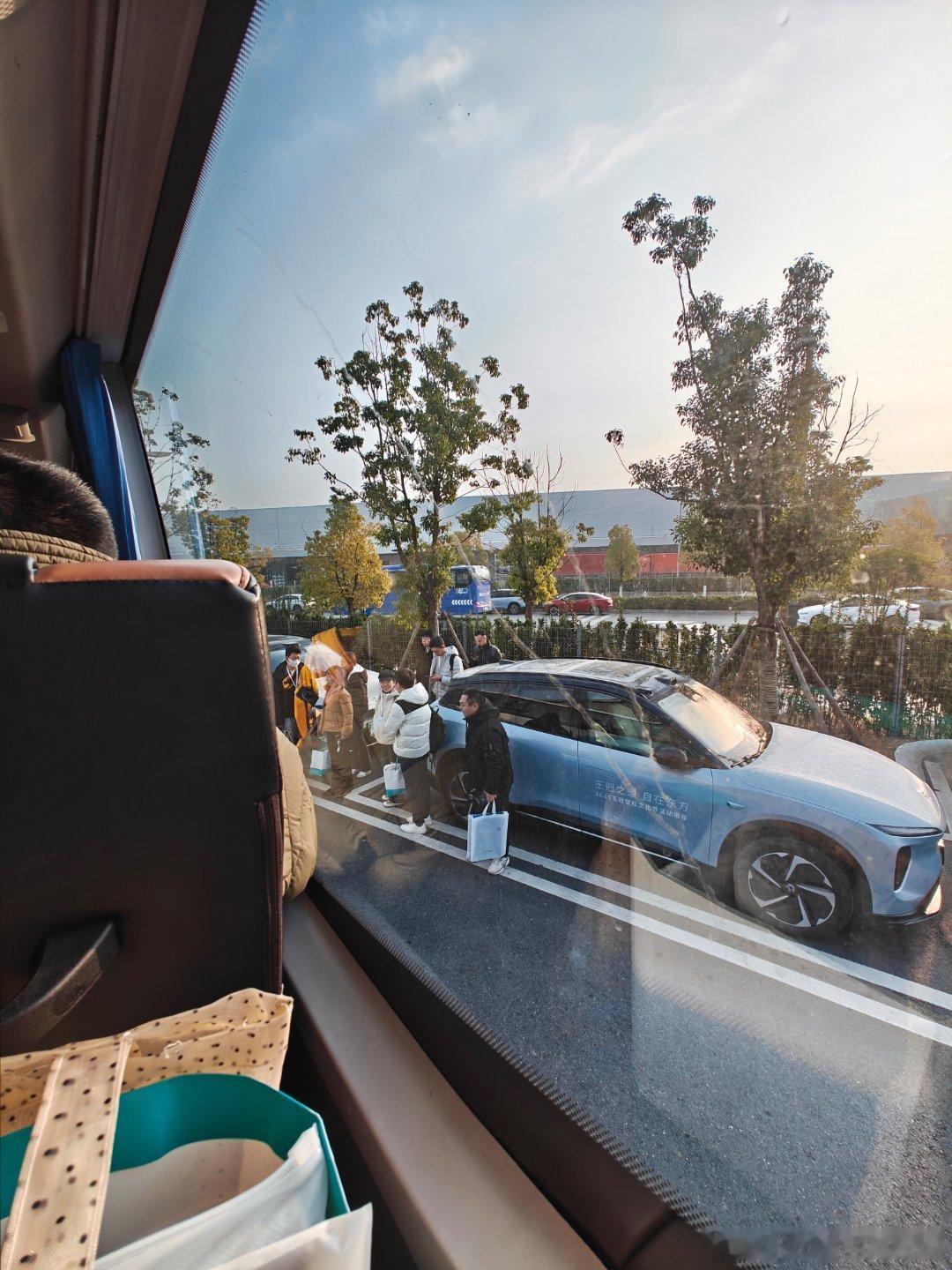 大家要看什么 我想想办法 给你们翻墙去看看一大早皮一下很开心 