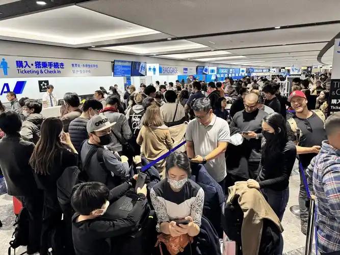 本是结束旅途的归程，却因暴雪滞留新千岁机场，深夜又遇强震突袭，航站楼摇晃的瞬间，