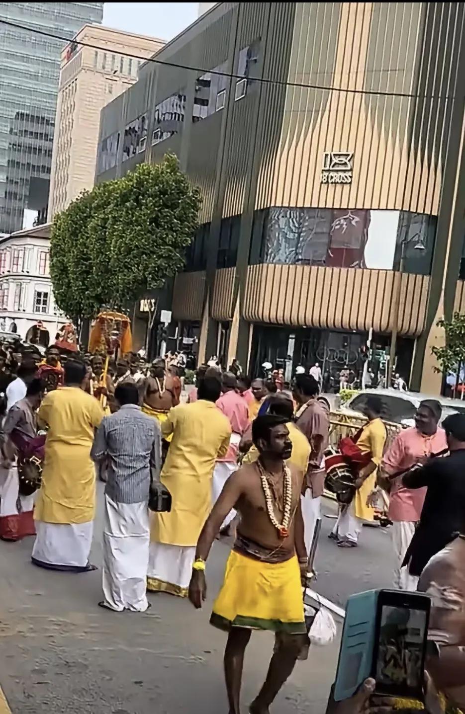 亲身逛完新加坡，说实话：感觉街上印度人比华人还多
 
这次在新加坡实打实待了好几