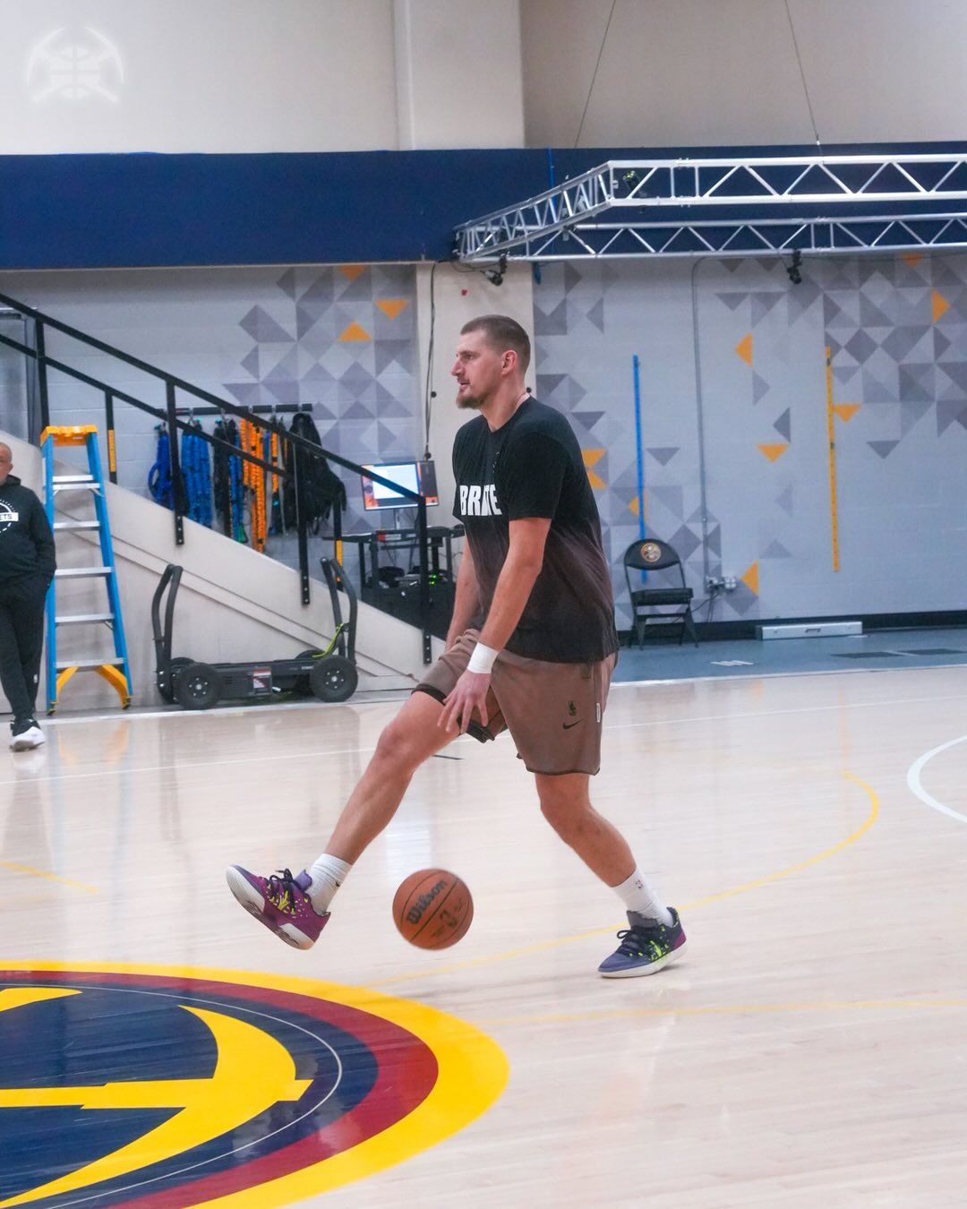 训练不会停！掘金社媒晒约基奇在训练日展示胯下运球的瞬间