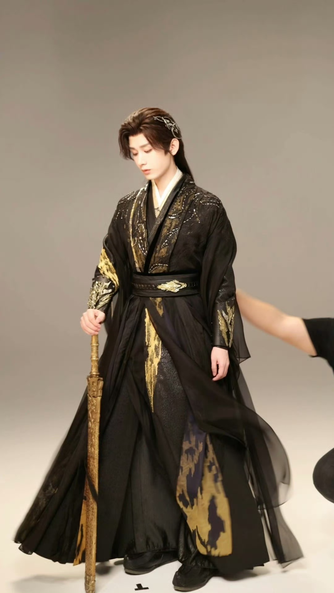 成毅[超话]成毅天地剑心拍摄花絮live图成毅拍摄花絮live图 ​成毅帅的嘞 