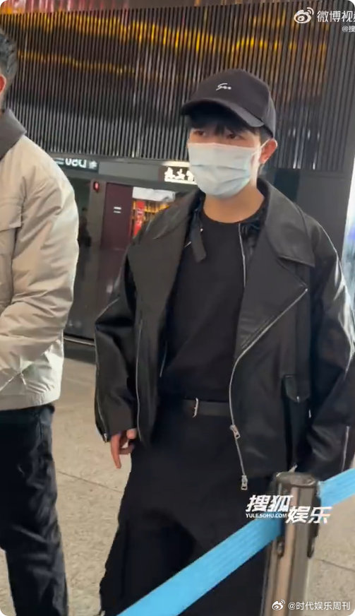 周深周深出发参加阅文盛典可盐可酷周深，皮衣一穿气场全开，舞台稳了 