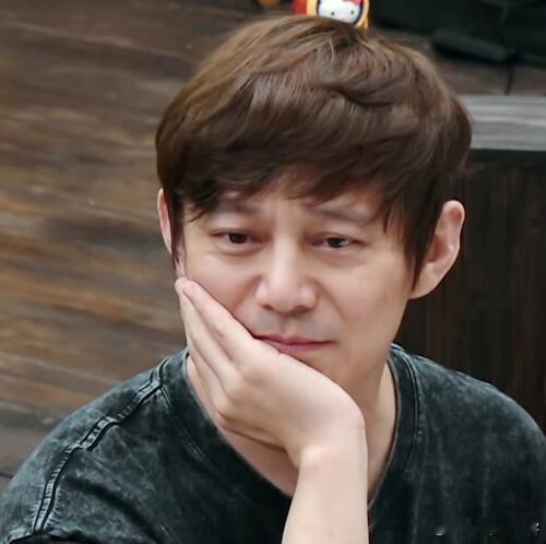 何老师玩电脑像我奶打麻将 那姿势简直复刻！身子坐得笔直，鼠标点得小心翼翼，不知道