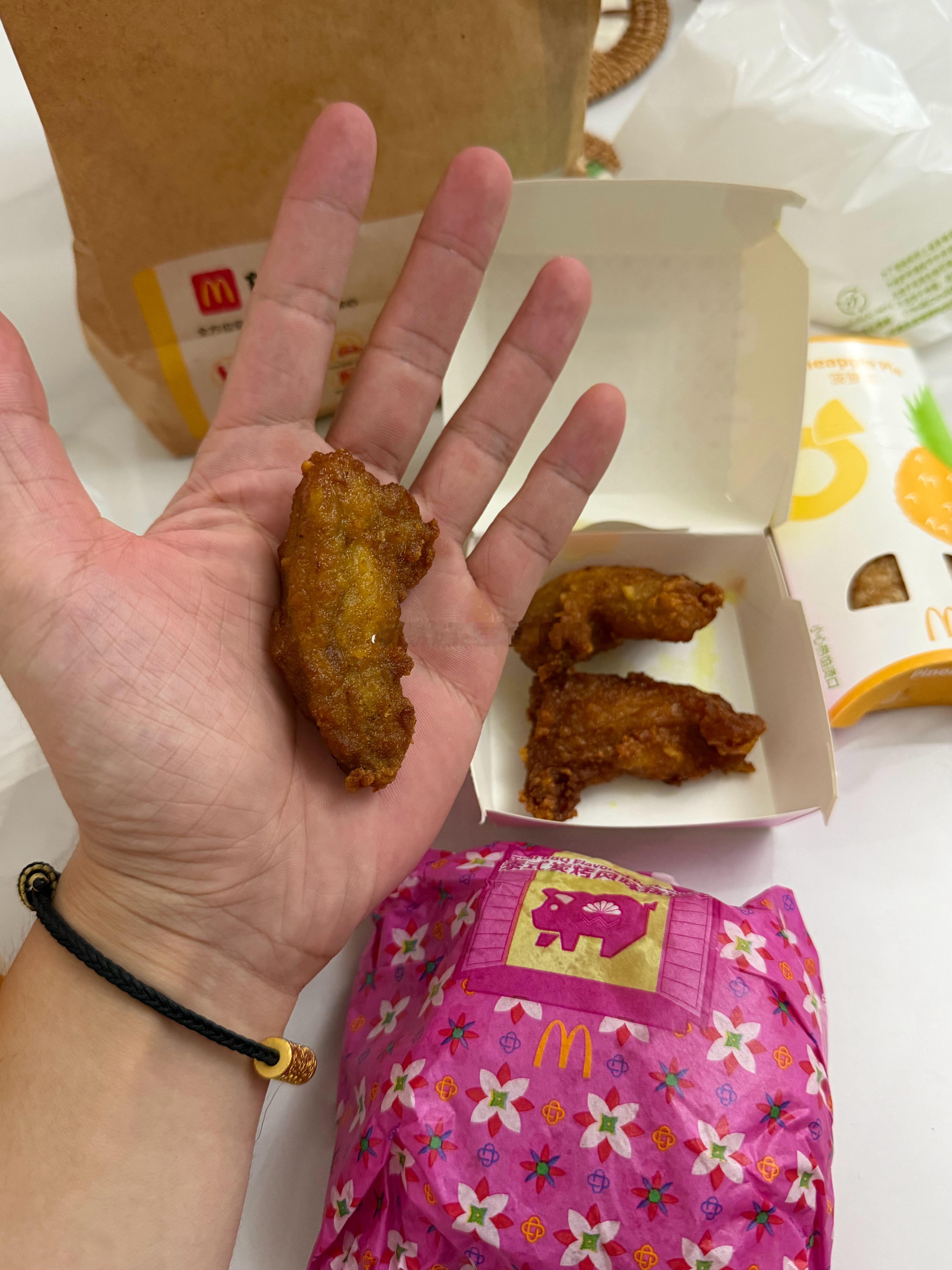 麦当劳你真的很会骗钱！！！ 请问一样在哪里！！！​​​