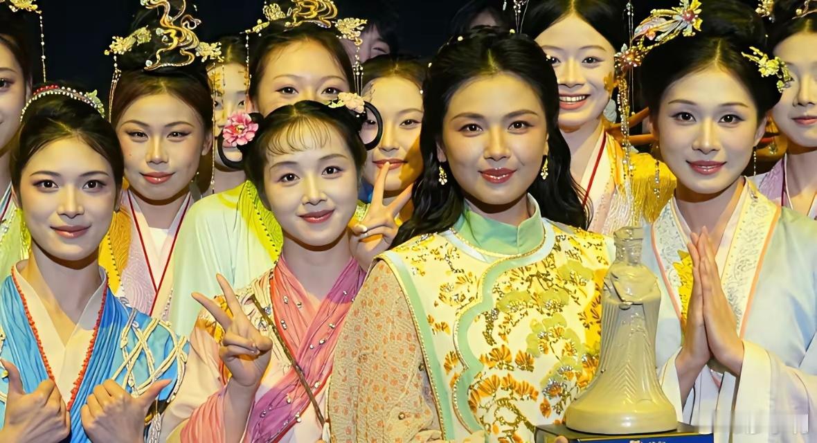 刘涛妈祖诞辰守夜刘涛的长相在娱乐圈不算绝顶大美女，但是她有种别人不具备的气质，一