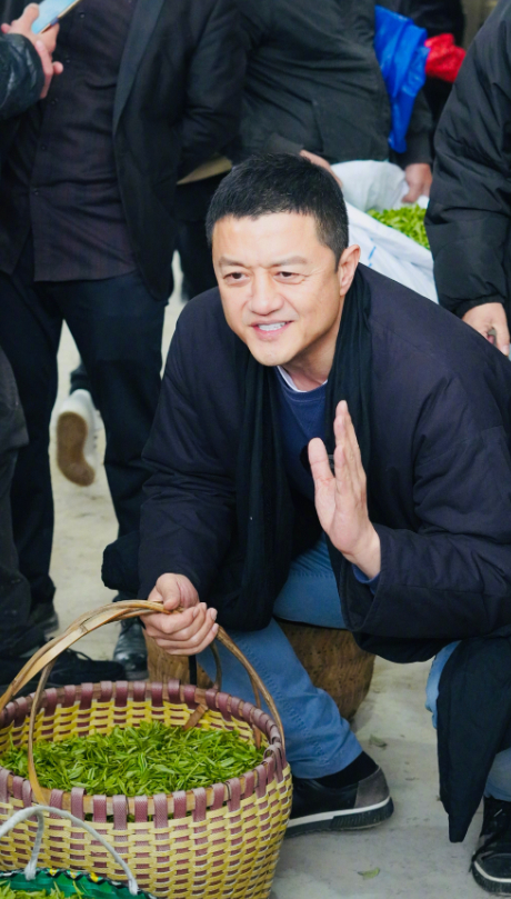 1.李亚鹏是恋爱脑治疗仪，每一个女人和他谈恋爱都会被他治好恋爱脑，分手后专心搞事