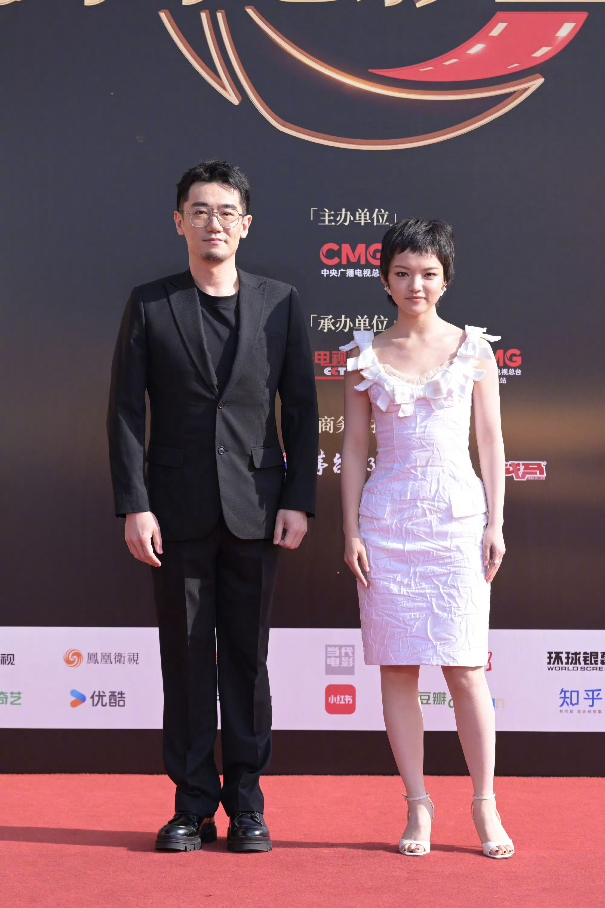 谁给兰西雅剪的头发啊还有前段时间看除恶，到结局了兰西雅的台词一直就俩字