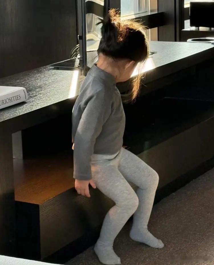 金大川雎晓雯带女儿度假，小水草身高腿长惊人，才2岁已经2次登上时尚芭莎大刊。金大