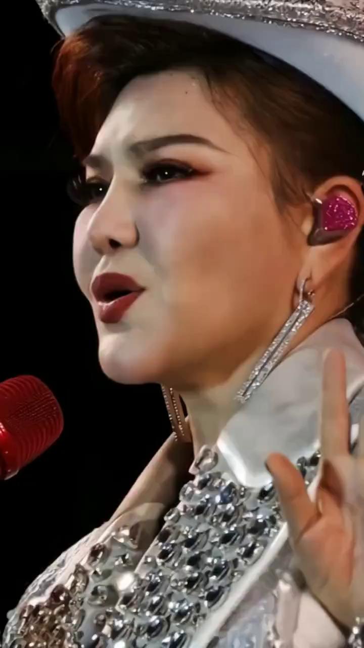 草丛中盛开着火红的花朵，我的心就在此停泊。天空中落下了遍地的牧歌，原来是你从这里