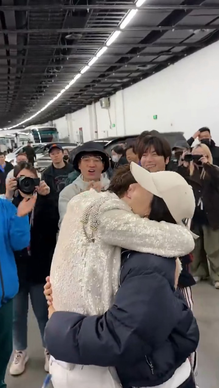 天呐，谢娜给张杰演唱会收官写了小作文，感觉字里行间的爱都要溢出来了随后杰哥转发说