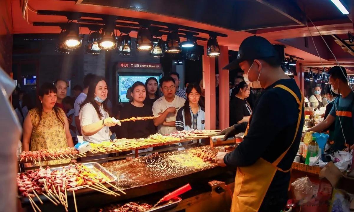 沈阳icon凌晨一点的夜市，18个壮汉吃了180串炸串、喝光5瓶白酒，结完账转身