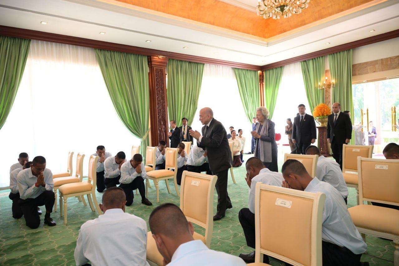 今天上午，柬埔寨国王西哈莫尼与国母莫尼列太后在金边王宫恩准18名英雄士兵入宫觐见