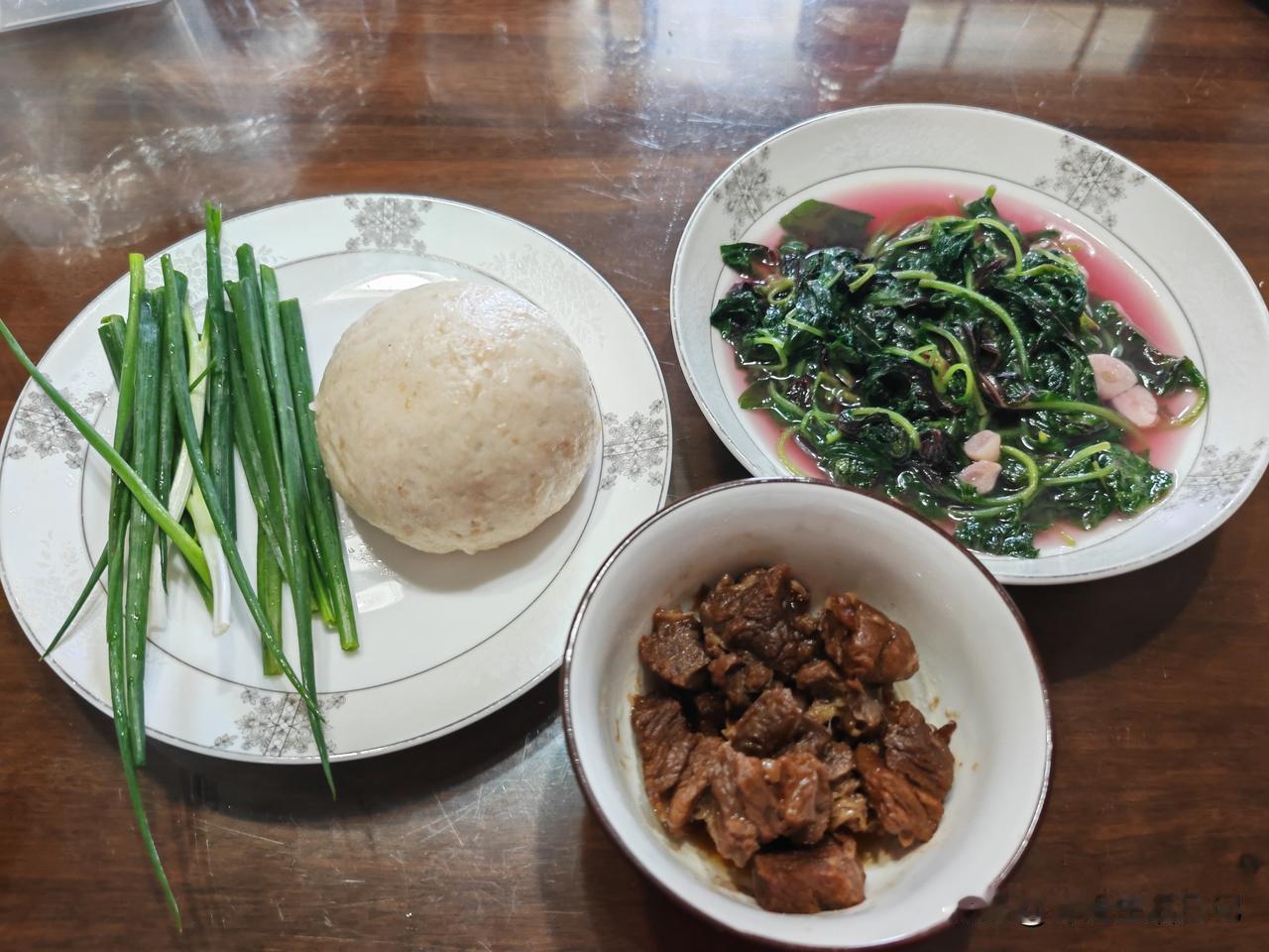 一个人也要好好吃饭～
中午从冰箱里拿出来一碗炖牛肉，是周天剩的在冰箱里冻着，一盒