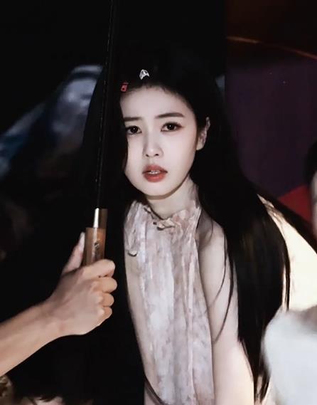 白鹿走秀提鞋 娱乐圈双璧之一的白鹿新剧《开到荼蘼》片场走戏时，因道具鞋尺码偏大滑