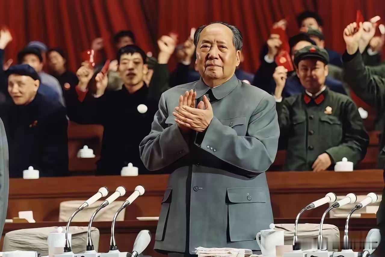怀念开国伟人顶天立地的身躯！
致敬开国伟人气宇轩昂的光芒！