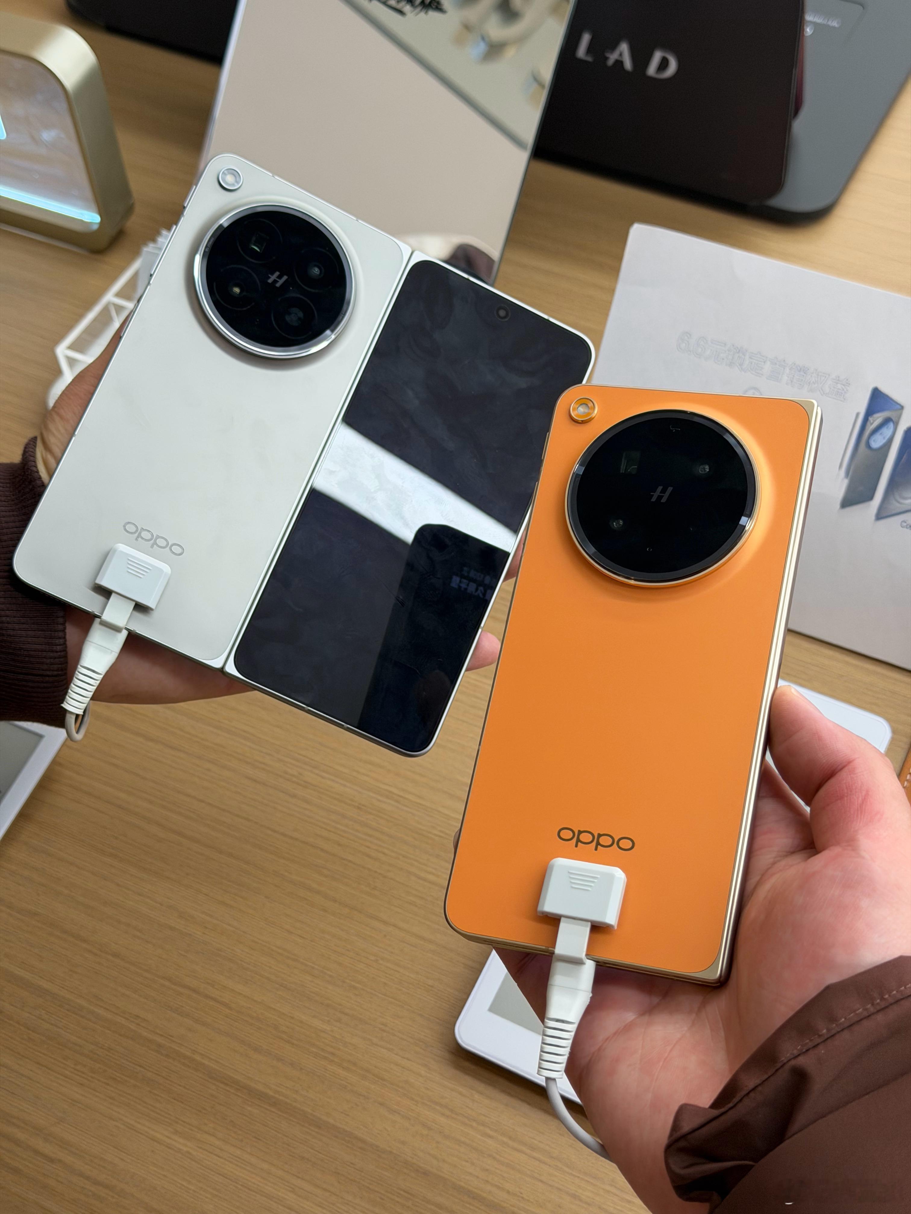 终于摸到Find N6真机了，银色质感无敌，比橙色好看太多。演示机会实时显示折叠