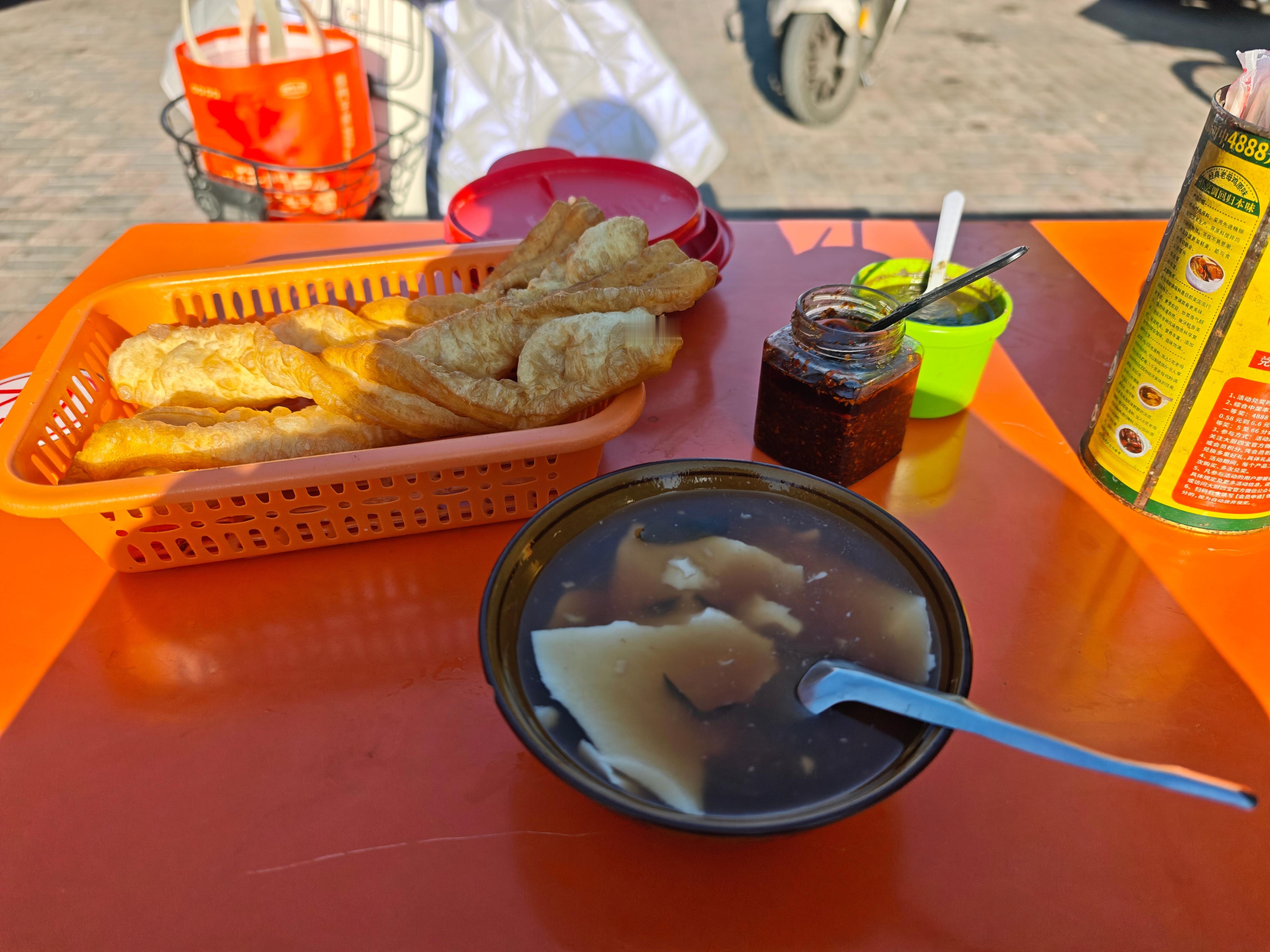 欧哥起这么早，还是出来吃点早饭吧依旧5块钱管饱，可惜没放香菜... 