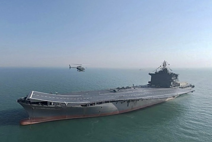 美国军方公布了打击伊朗无人机母舰的画面如果最终这条船沉了，那么曾经嘲笑“你这也算