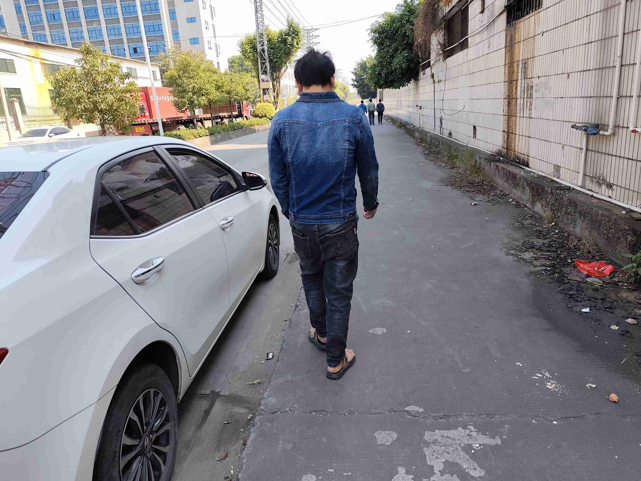 我的今日状态：😁轻松愉快
我这里的天气：☀️晴天
这位工友一年4季都穿凉鞋，前