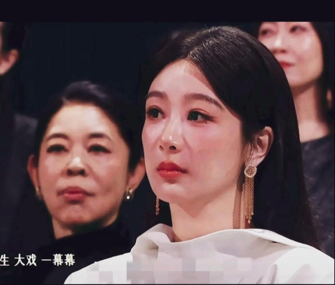 金鹰奖颁奖晚会上，杨紫的微表情眼含热泪，神情动容，落选金鹰视后心里肯定不好受吧。