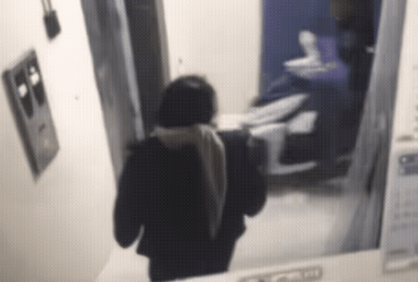 这就是电动车进电梯的两大“自杀式”行为：一个操作失误冲进电梯井坠落，一个是电池起