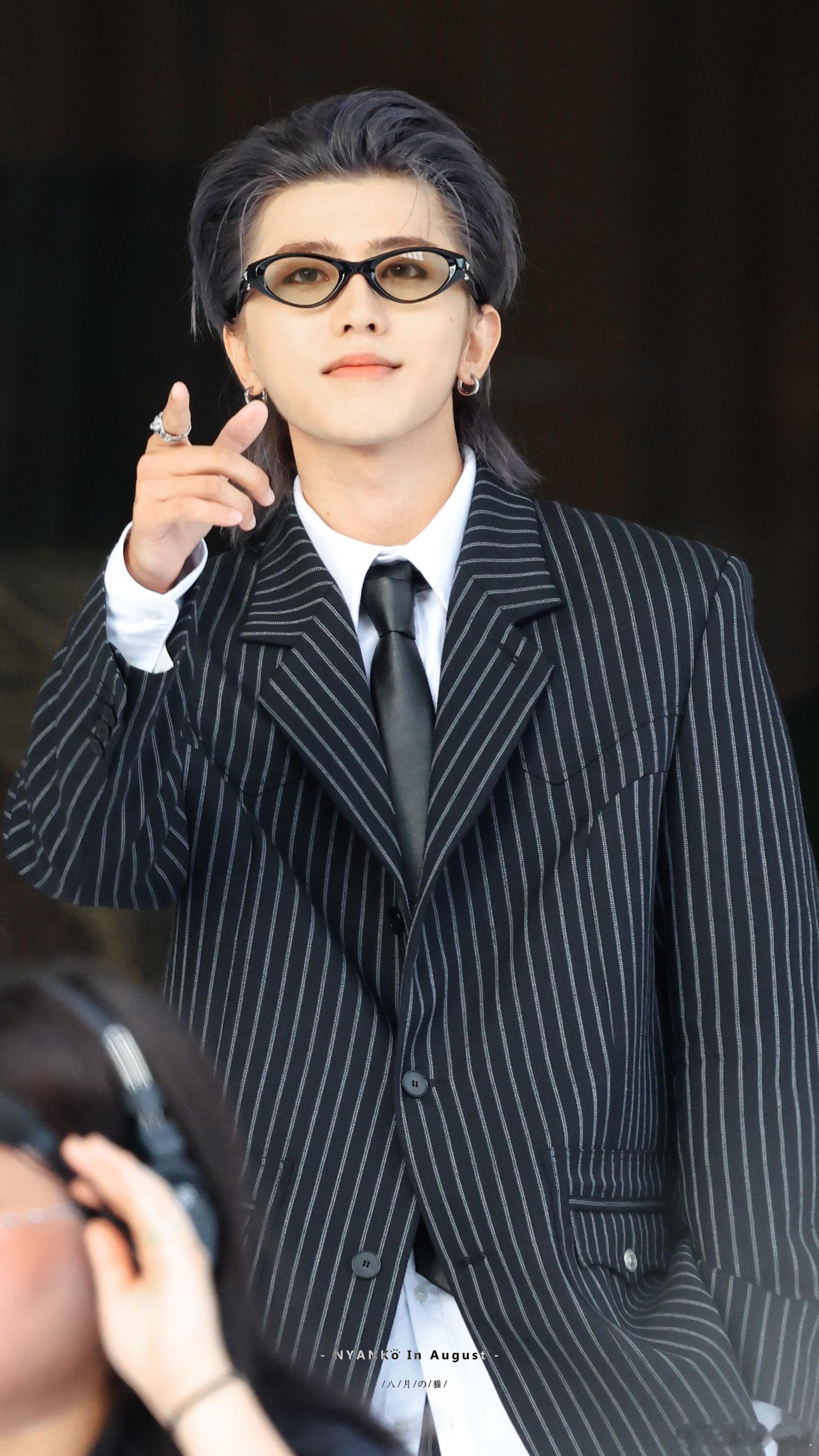 蔡徐坤首尔活动造型家人们谁懂啊！！蔡徐坤这次首尔造型直接鲨疯了！！独特设计搭配优