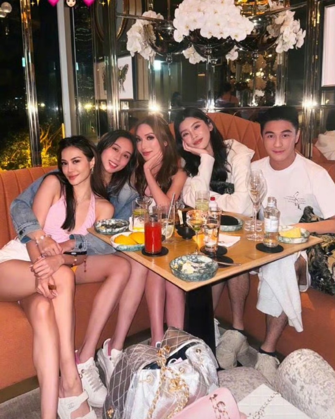 奚梦瑶何猷君为赌王外孙女庆生，都是美女，这对我的眼睛很友好～ ​​​