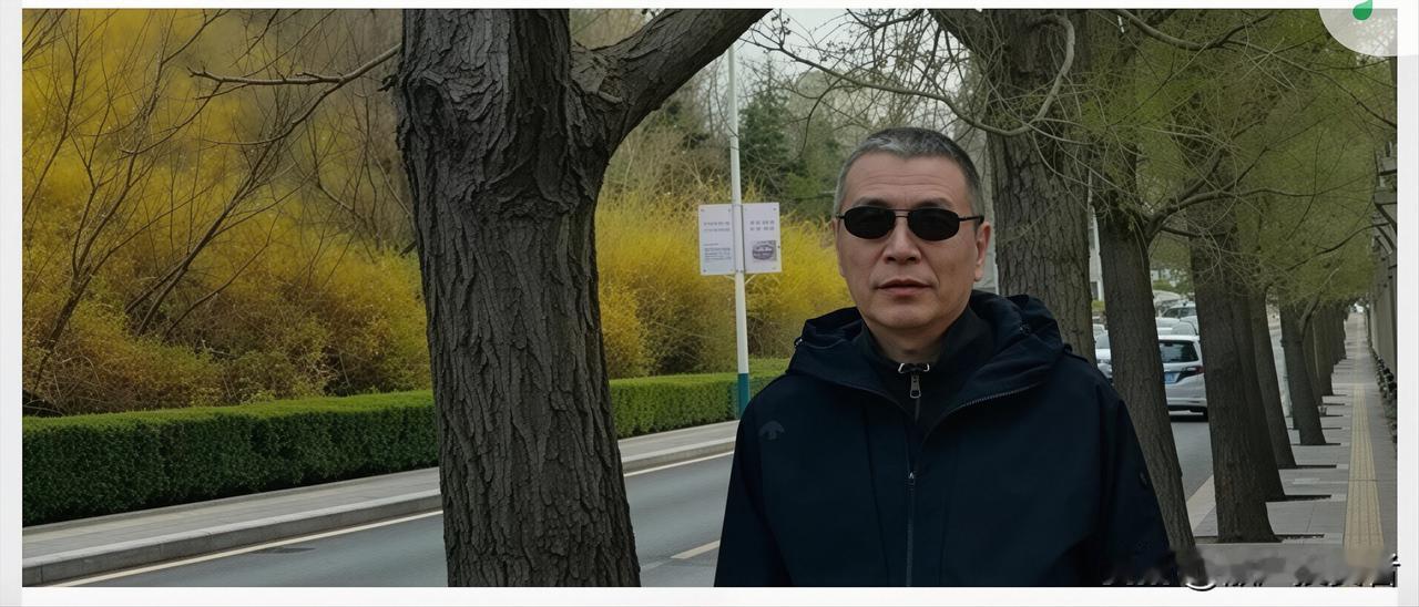 散户乙3月4日和朋友微信聊天的核心观点是：白酒历史业绩的高峰和低谷都是不真实的，