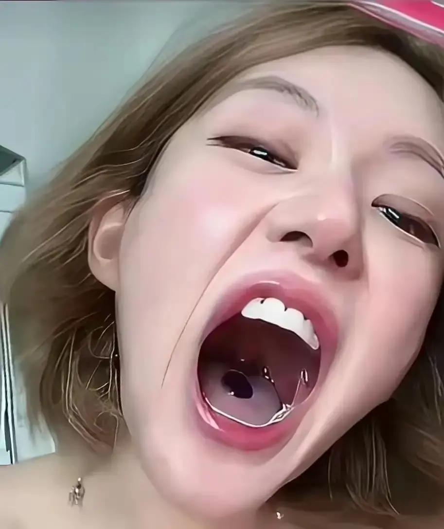 赵露思直播那天，粉丝刷屏让她看后槽牙，她真把嘴张老大。

几秒后弹幕狂刷别上当，