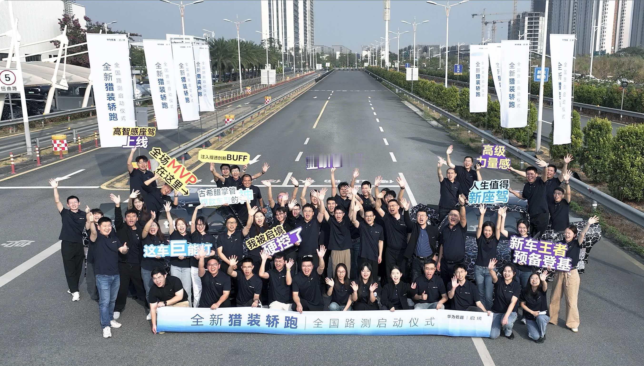 坐进车内，豪华触手可及。延锋定制高端内饰，尊界S800同款供应商，融合豪华质感与