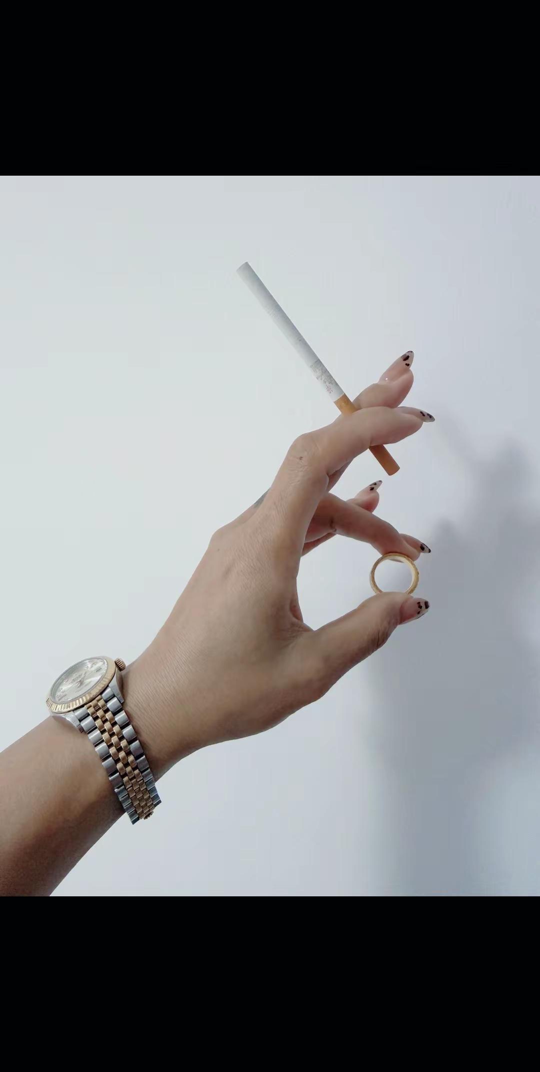 手势是学的，戒指💍是先生买的，烟是找先生借的，没办法就喜欢这个调调✌️