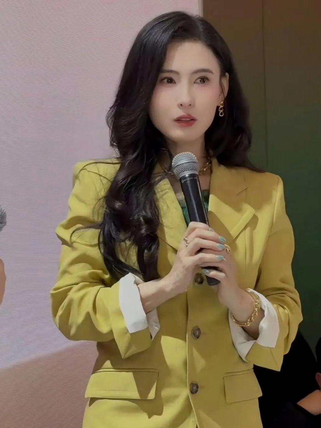 46岁的张柏芝，骨相美真的抗老！

张柏芝现身活动现场，一身鹅黄色的西装，搭配精