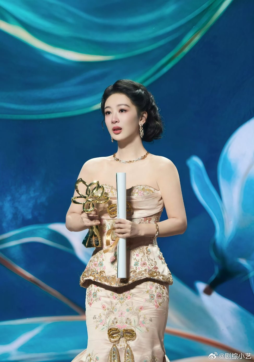 杨紫说我的花期到了杨紫四度提名白玉兰，杨紫终于凭《生命树》拿下视后，成为首位90