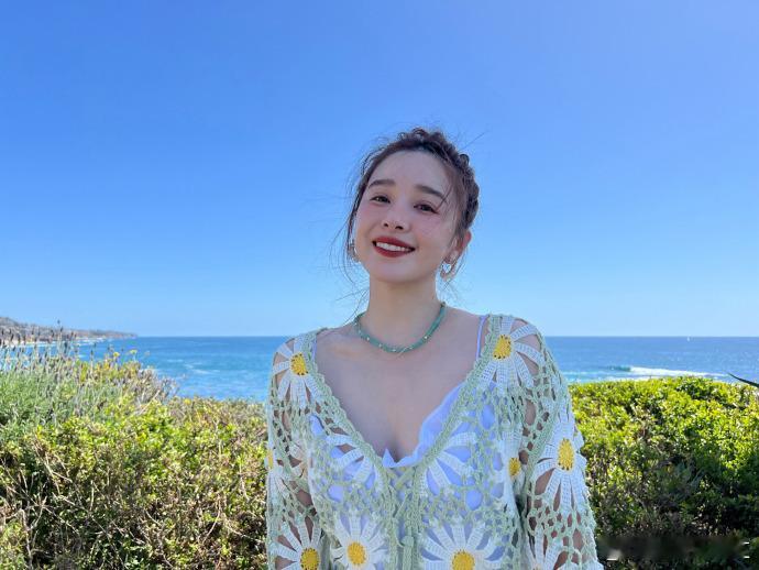 #阚清子海边生日照#阚清子的海边生日照真的美死了，整个人随性又自由，超喜欢这样的
