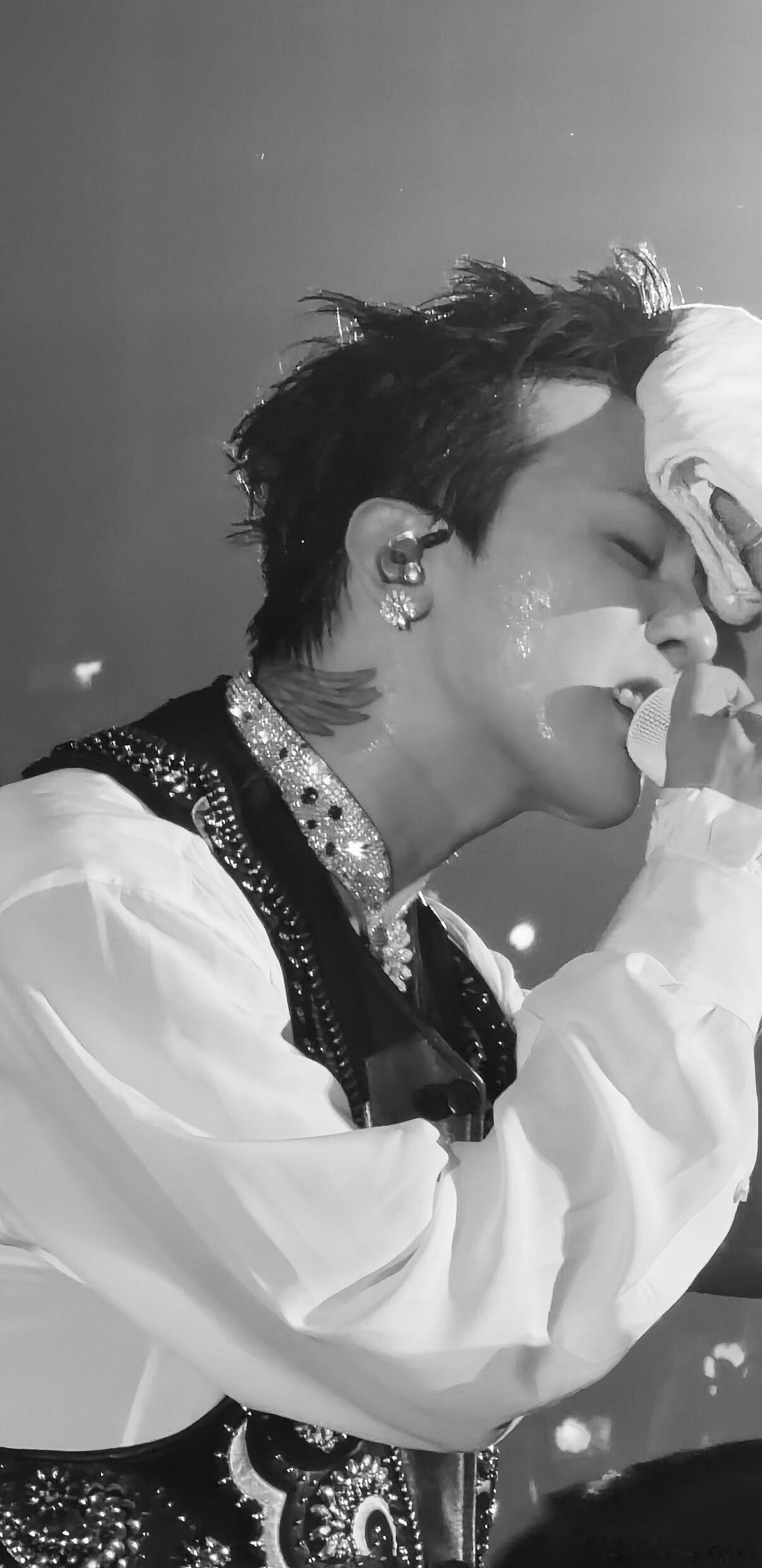 权志龙巡演首尔安可场的造型，宫廷🤴范儿嘻哈潮人风都能驾驭，他舞台上还是没啥说的