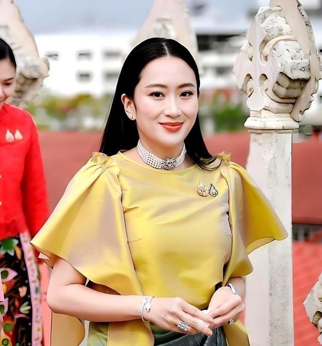 泰国这回选总理，有个候选人直接掀了桌子。他叫裕差南，他信的外甥。他拿着话筒，当着