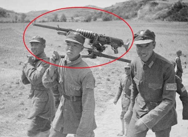1943年，山东根据地的八路军缴获了日军两挺机枪，正在战士们为机枪的子弹发愁的时