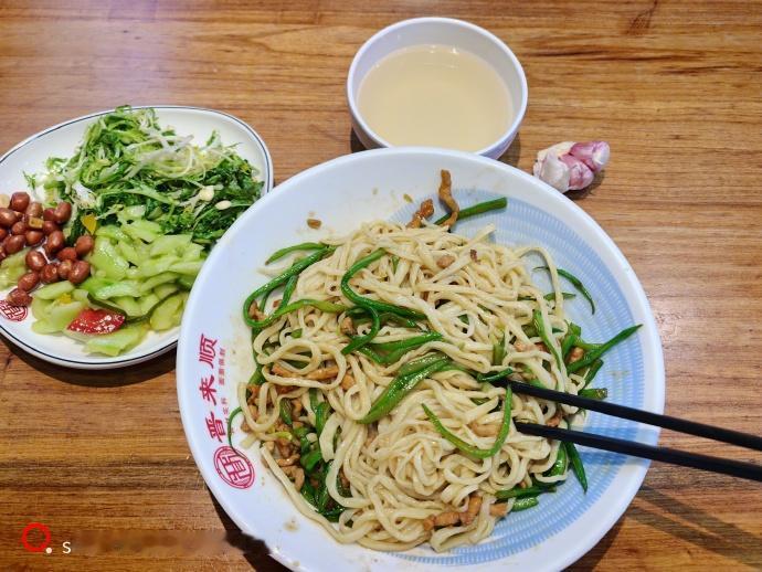 昨夜在广西南宁吃螺蛳粉，今晚就在北京家门口吃面了。做梦一样。真应该在南宁多待一天