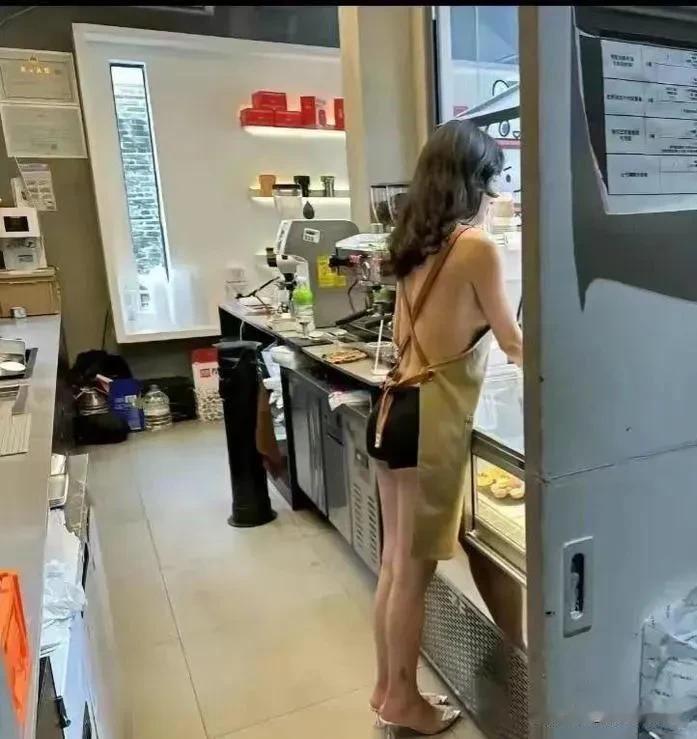 现在有些网络名人为了红连底线都不要了。当一个女人堕落到把自己的身体当成博取眼球和