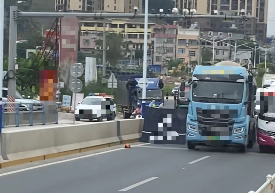 【玉林某罗大桥路口大拖挂罐车旁边盖挡板】9月13日，玉林市某罗大桥路口一辆大型拖