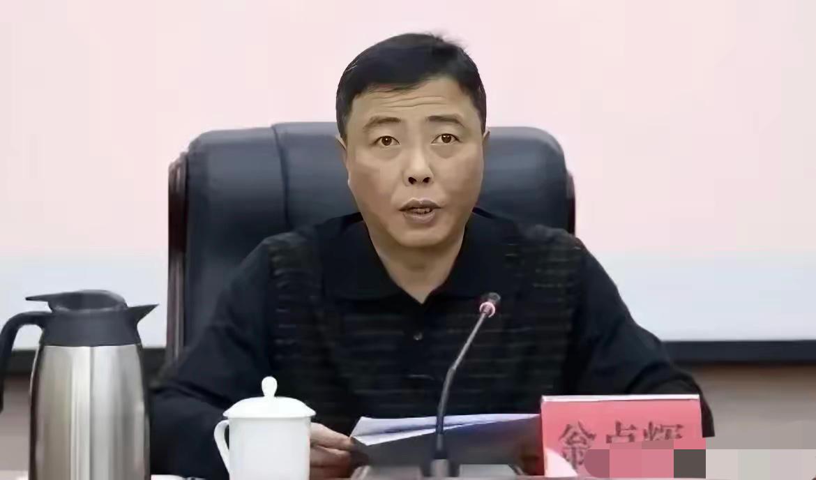 谁能想到，当年在街上抓捕罪犯的人民警察，到头来亲手把自己送进牢笼。
翁卓辉警校毕