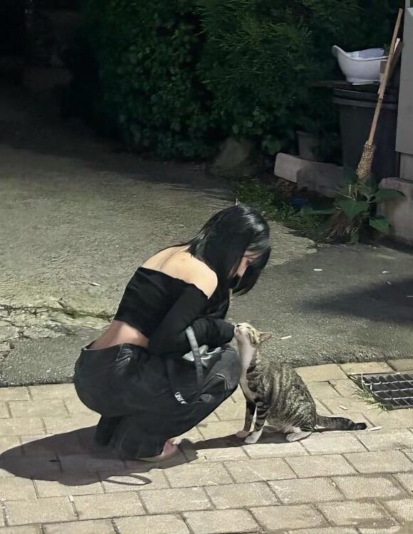 在小区回家的路上，遇见一个非常有爱的女生！小区里的小温暖