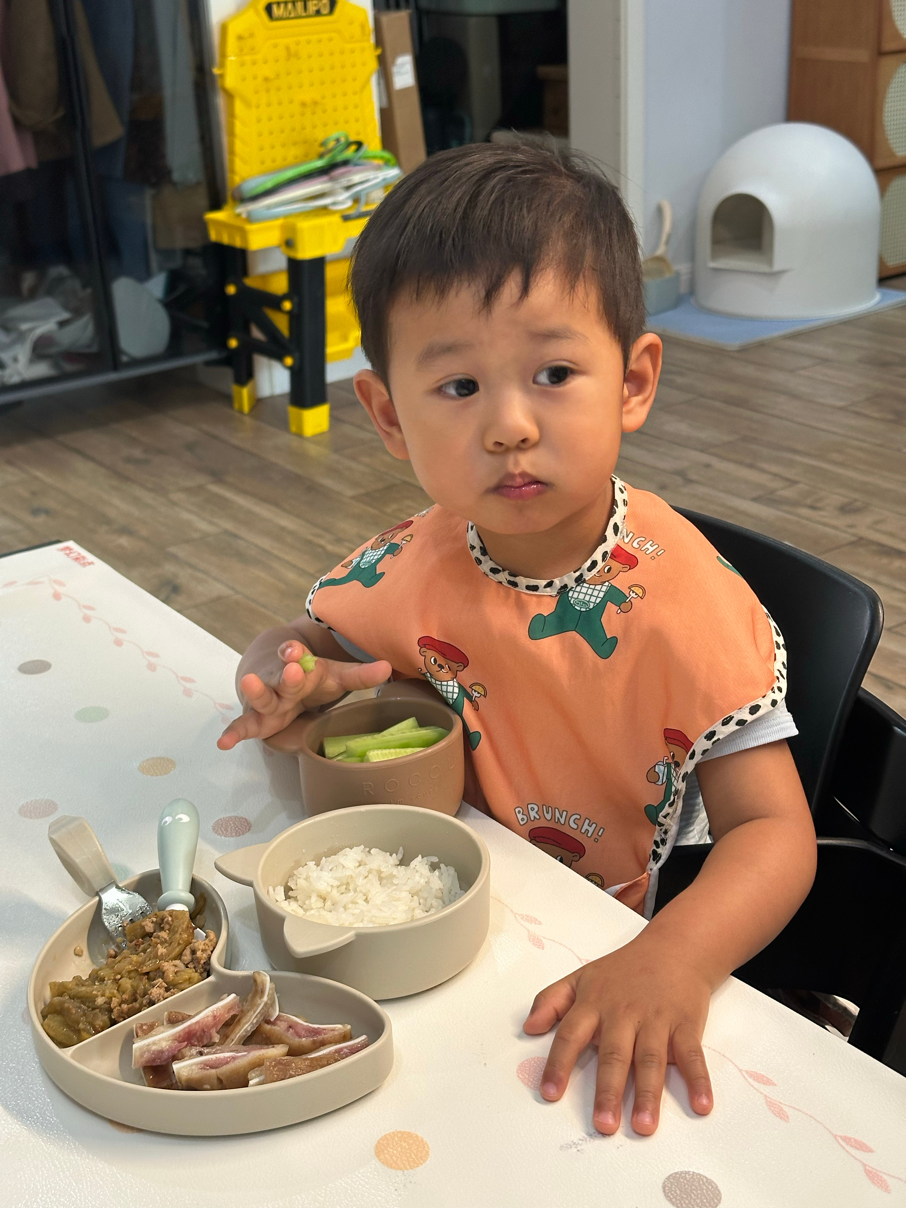 每晚去接孩子的时候老师都说一句今天晚饭吃挺好，回家少吃点就行了免得积食。结果回到