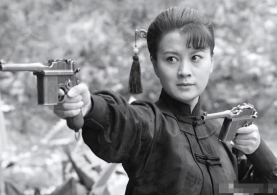 1941 年，21 岁的女战士莫林被俘，眼看就要被活埋。敌人问：“你认识莫林吗？