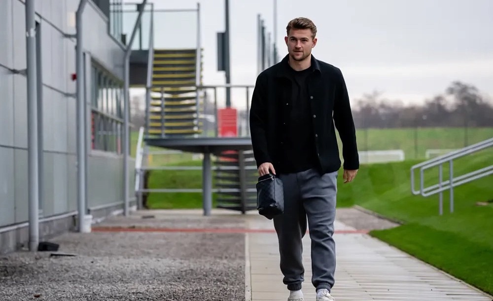 据曼联跟队记者塞缪尔·卢克赫斯特的消息，德利赫特依然希望能够在本赛季结束之前再次