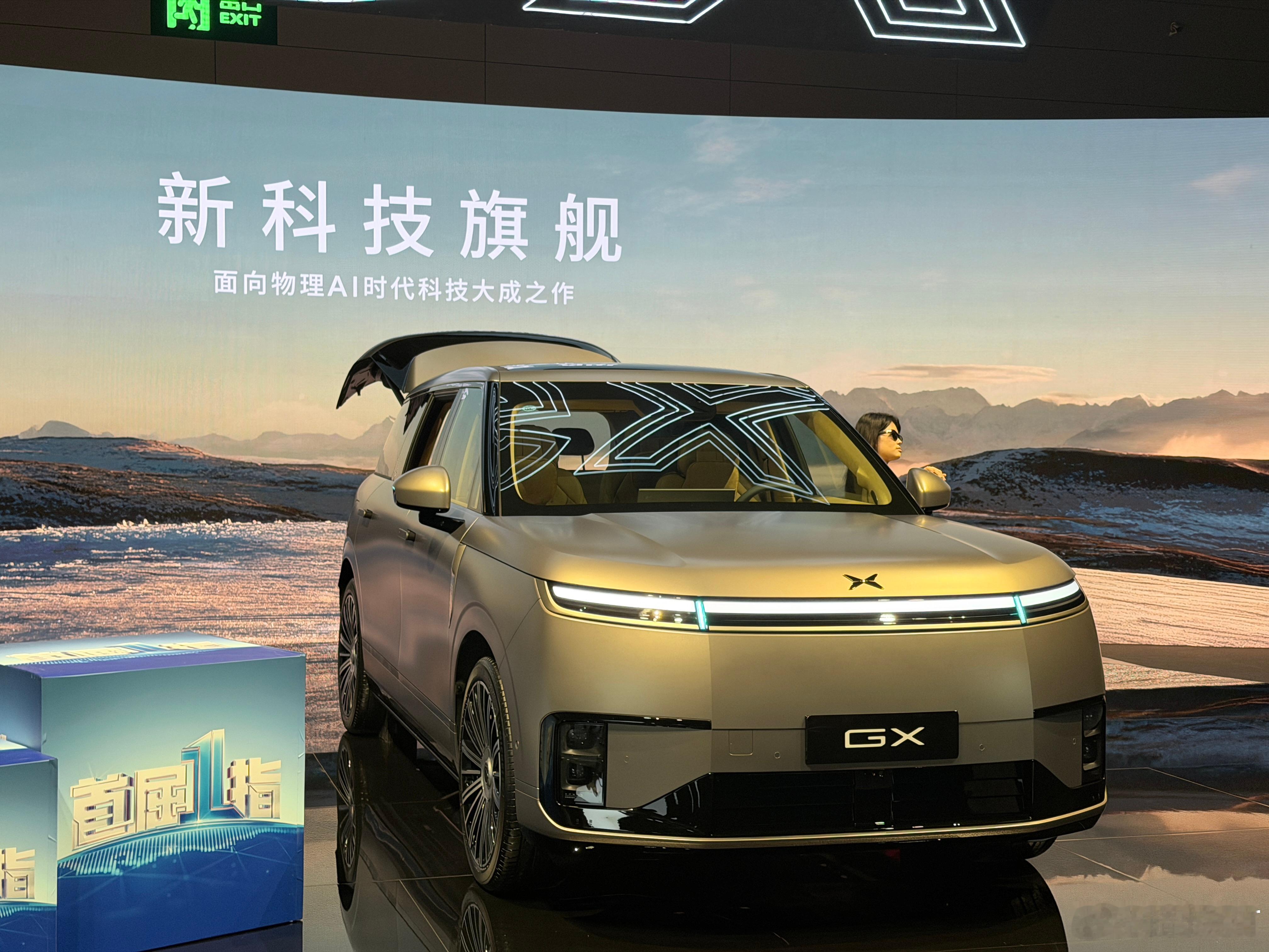 小鹏GX，五款车身颜色，三款内饰配色，四门电动，纯电续航750km，增程版158