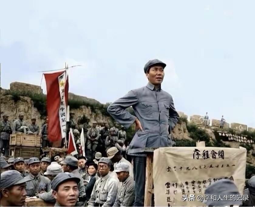 1938年延安抗大毕业典礼，摄影徐肖冰。
照片很难得！……
世世代代牢记毛主席的